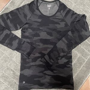 Athleta long sleeve top in Black Camo